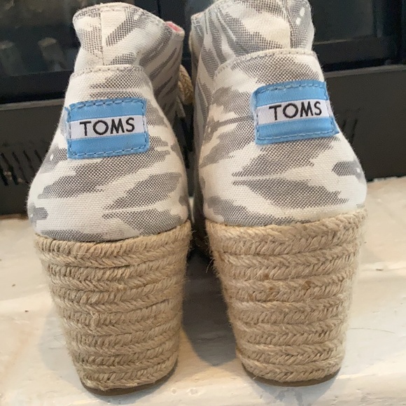 Toms Women’s 9.5 Us Ikat Desert Espadrille Wedge Bootie Gray White - Picture 5 of 7